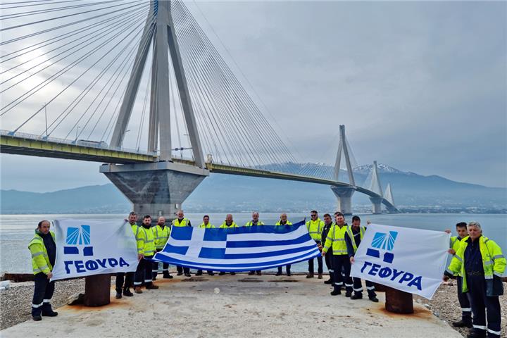 Η γαλανόλευκη σημαία της Γέφυρας κυματίζει στους Αρκιούς για την 25η Μαρτίου