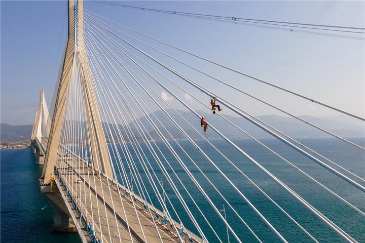 Δομική παρακολούθηση & εντυπωσιακό θέαμα από ειδικευμένη ομάδα συντηρητών - αλπινιστών