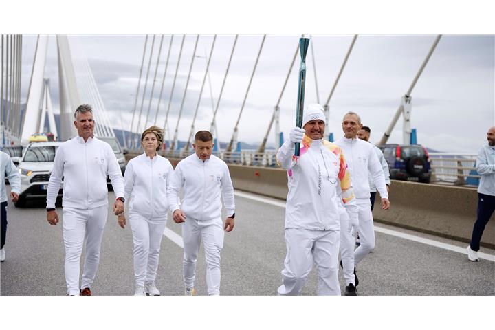 Η Ολυμπιακή Φλόγα διέσχισε τη Γέφυρα Ρίου – Αντιρρίου στη διαδρομή της για τους Χειμερινούς Ολυμπιακούς Αγώνες Μιλάνο – Cortina 2026.