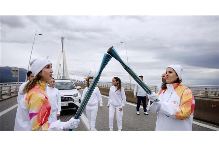 Η Ολυμπιακή Φλόγα διέσχισε τη Γέφυρα Ρίου – Αντιρρίου στη διαδρομή της για τους Χειμερινούς Ολυμπιακούς Αγώνες Μιλάνο – Cortina 2026.