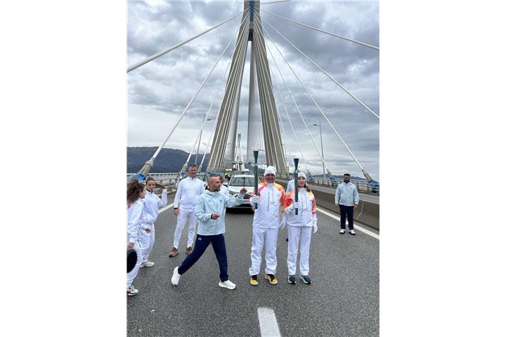 Η Ολυμπιακή Φλόγα διέσχισε τη Γέφυρα Ρίου – Αντιρρίου στη διαδρομή της για τους Χειμερινούς Ολυμπιακούς Αγώνες Μιλάνο – Cortina 2026.