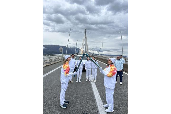 Η Ολυμπιακή Φλόγα διέσχισε τη Γέφυρα Ρίου – Αντιρρίου στη διαδρομή της για τους Χειμερινούς Ολυμπιακούς Αγώνες Μιλάνο – Cortina 2026.