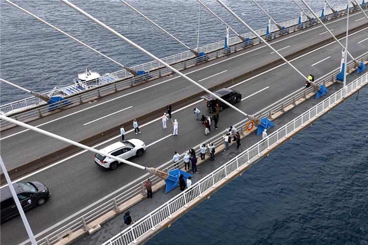 Η Ολυμπιακή Φλόγα διέσχισε τη Γέφυρα Ρίου – Αντιρρίου στη διαδρομή της για τους Χειμερινούς Ολυμπιακούς Αγώνες Μιλάνο – Cortina 2026.